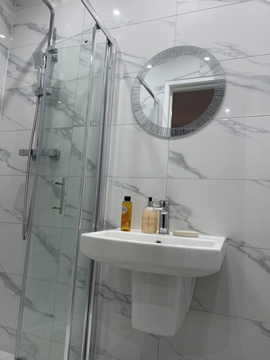 Bathroom 3, Entire Studio apartment - London, London