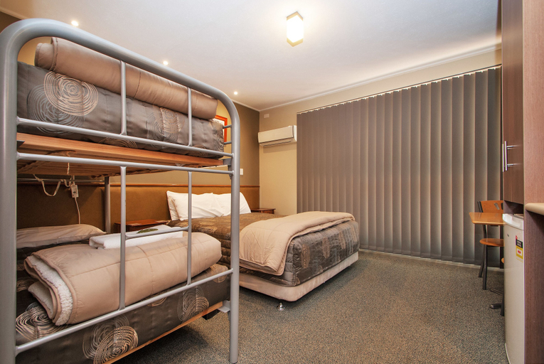 Bedroom 4, Bright Motor Inn, Alpine - East