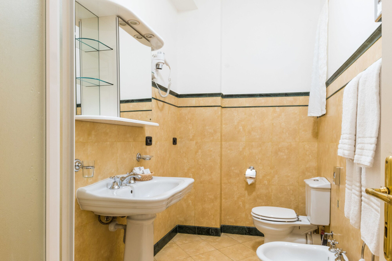 Bathroom 4, Hotel Leon D´Oro, Praha 1