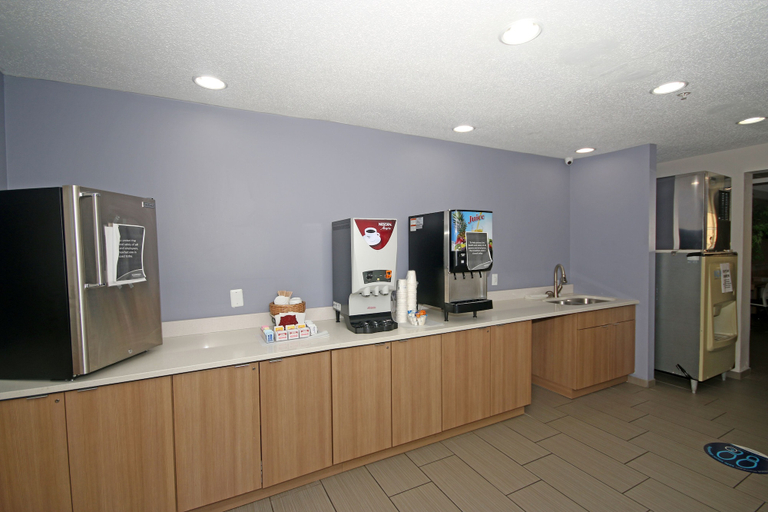 Food & Drinks 5, Microtel Inn by Wyndham Greensboro, Guilford