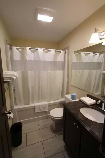 Bathroom 3, Masterson's Motel, Lennox and Addington