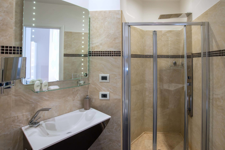 Bathroom 5, Pantheon Caesar Relais, Rome