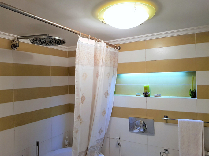 Bathroom 4, Green Hill Village, Aley