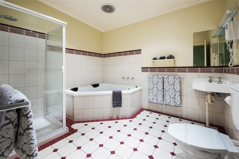 Bathroom 3, Castlemaine Colonial Motel and Apartments, Mount Alexander - C'maine