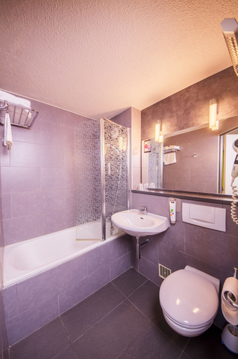 Bathroom 5, ibis Styles Brive La Gaillarde, Corrèze