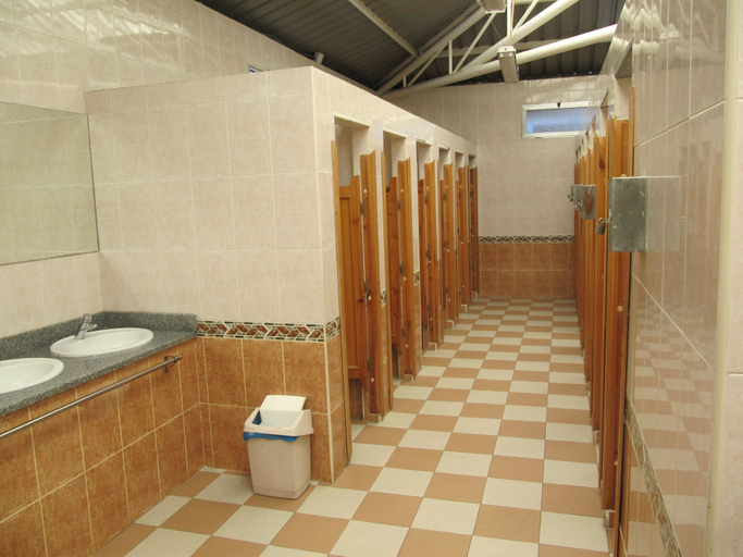 Bathroom 3, Bungalows Camping Alpha Madrid, Madrid