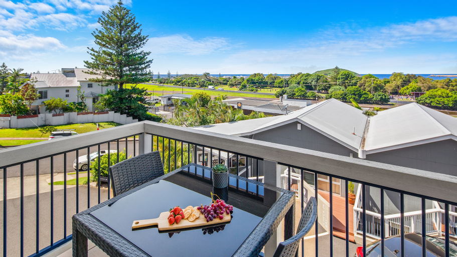 Exterior & Views 24