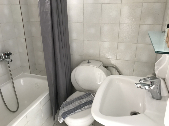 Bathroom, Kiwi Apartments, Crete