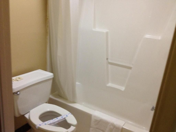 Bathroom 4, McClellan Inn Anniston, Calhoun