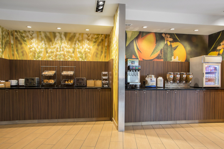 Food & Drinks 5, Fairfield Inn & Suites by Marriott Waterloo Cedar Falls, Black Hawk