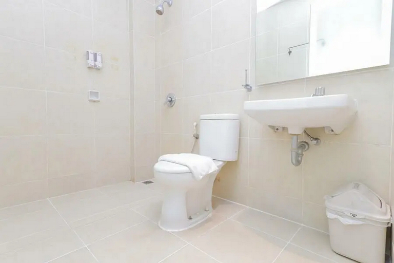 Bathroom 3, RedDoorz Plus @ Riverside Malang, Malang