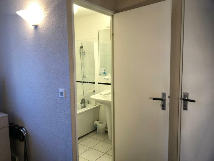 Bathroom 5, Hôtel Les Falaises, Lot