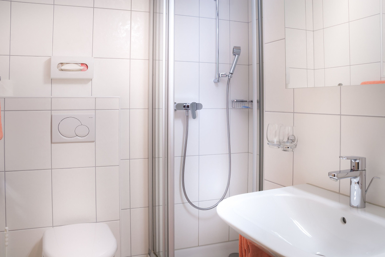 Bathroom, Seehotel Jaegerhof Hubertus, Niedersimmental