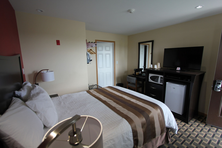Bedroom 2, Masterson's Motel, Lennox and Addington