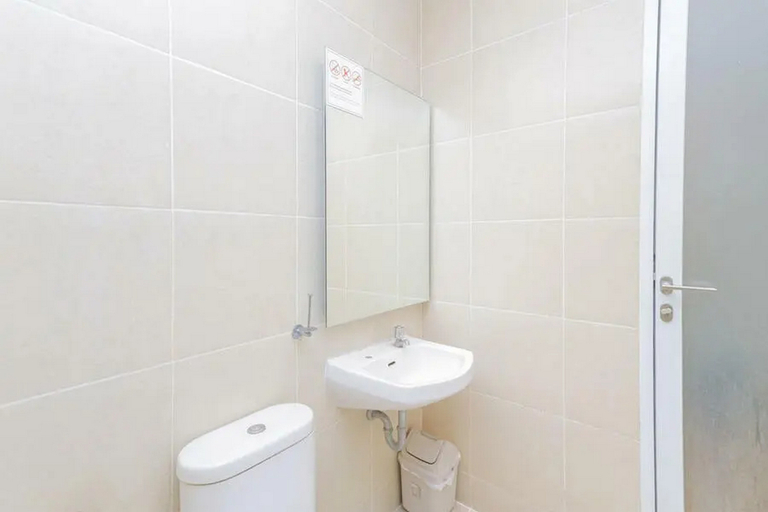 Bathroom 3, RedDoorz Plus @ Riverside Malang, Malang