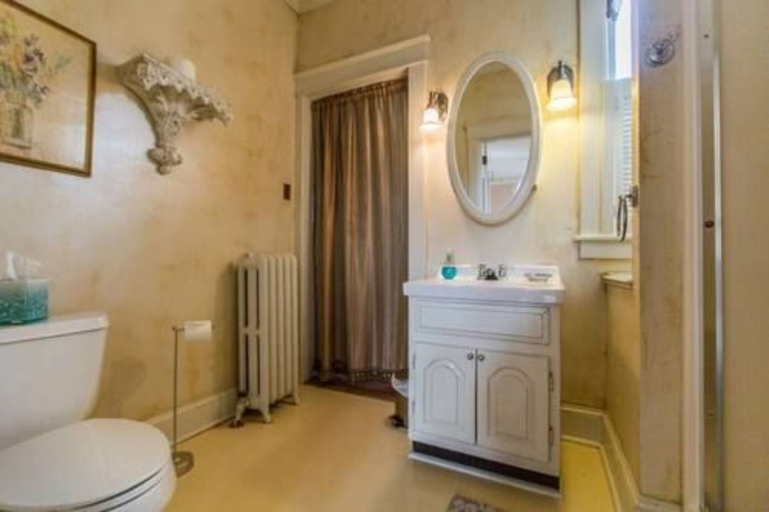 Bathroom 4, Garden Oasis Near Downtown, Culpeper