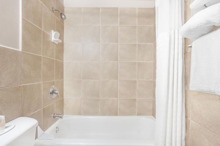 Bathroom 4, Belmont inn, Greater Sudbury