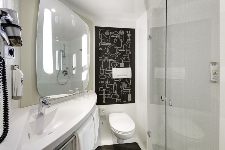 Bathroom 4, Ibis Glasgow City Centre - Sauchiehall St, Glasgow