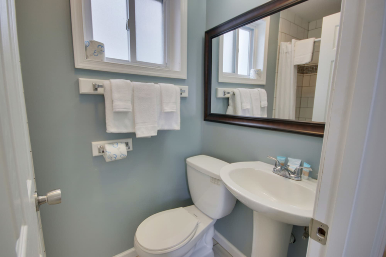Bathroom 3, White Marlin Inn, Worcester