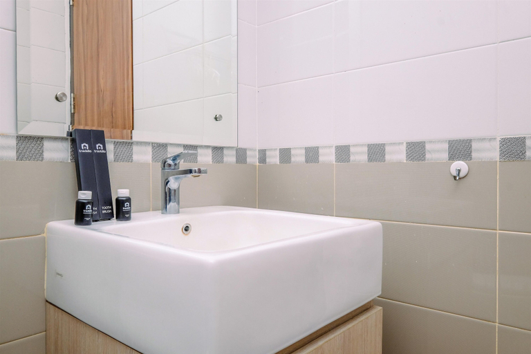 Bathroom 5, 1Br Apartment With Cozy Design At Royal Olive Residence, South Jakarta