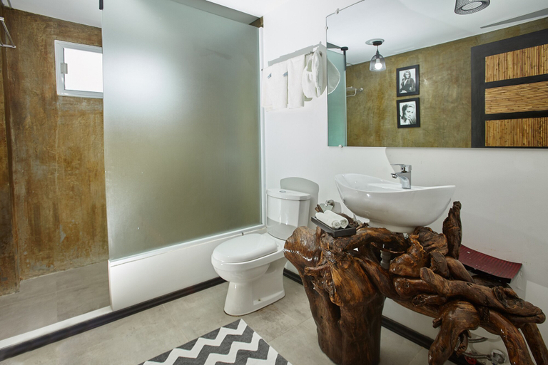 Bathroom 4, Blanco Beach Resort, Daanbantayan