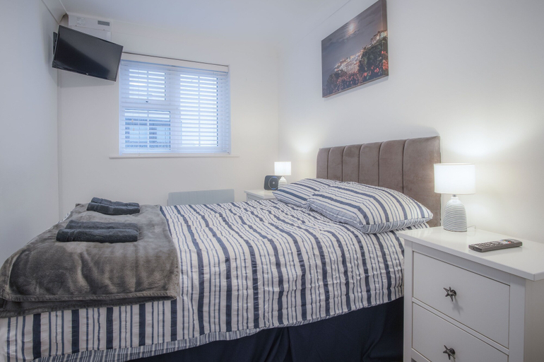 Bedroom 3, Castle Cove - 1 Bedroom Apartment - Tenby, Pembrokeshire