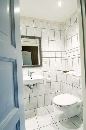 Bathroom 4, Kronen Gaard Hotel, Sandnes