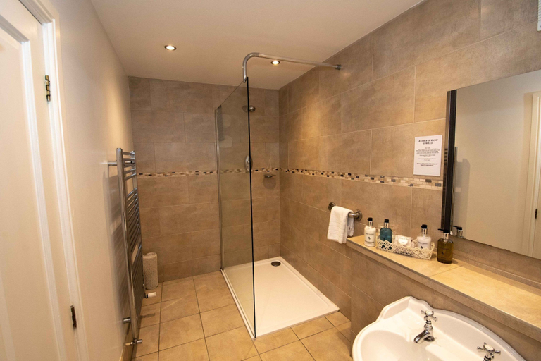 Bathroom 3, The Plough Inn, Derbyshire
