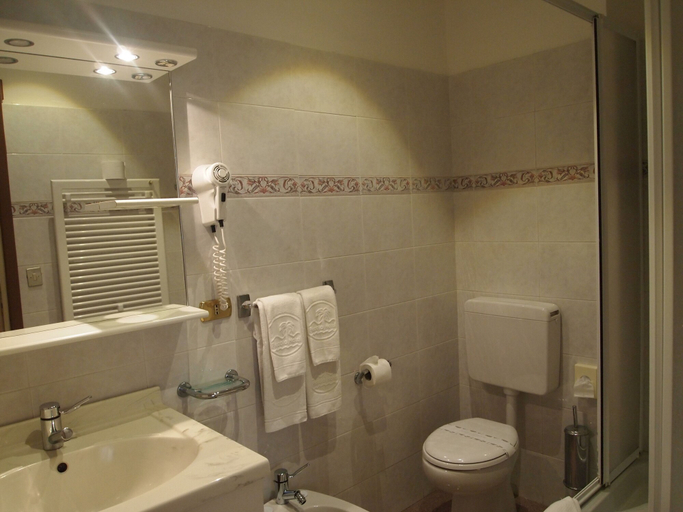 Bathroom 4, Piccolo Hotel, Genova