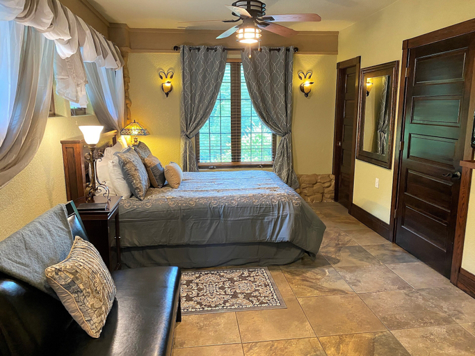 Bedroom 3, Hilltop Manor Bed and Breakfast, Garland