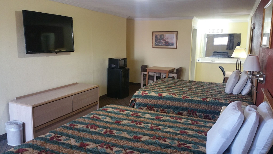 Bedroom 3, Rodeway Inn Kansas City Downtown Area, Kansas City
