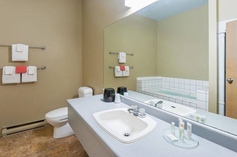 Bathroom 4, Fernie Slopeside Lodge, East Kootenay