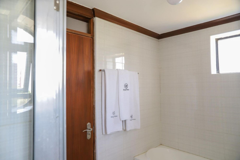 Bathroom, Maxoil Hotel, Kieni
