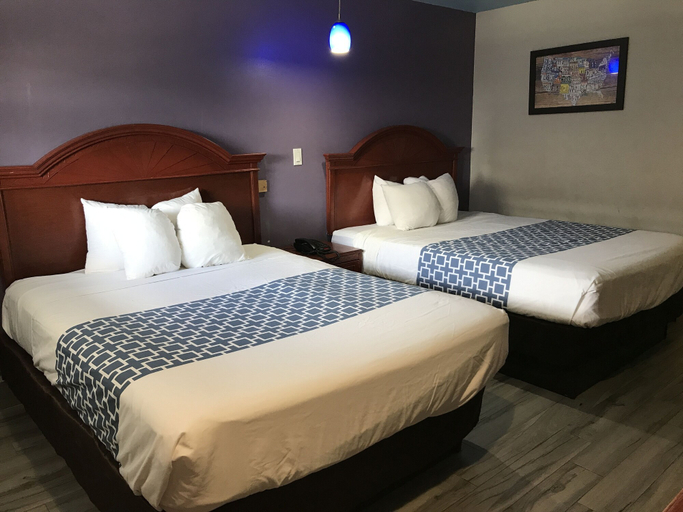 Bedroom 2, Summit Inn - Houston Medical Center, Houston