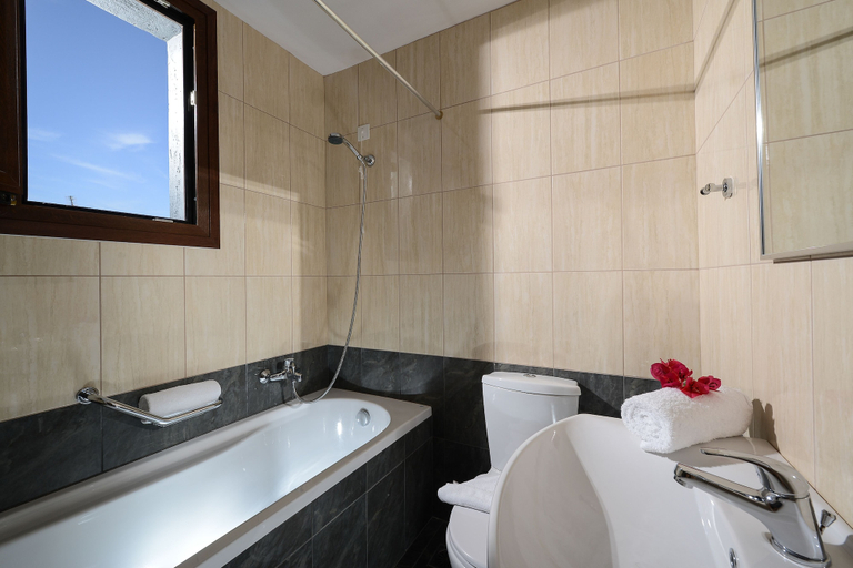 Bathroom 4, Hersonissos Village Hotel & Bungalows - All inclusive, Crete