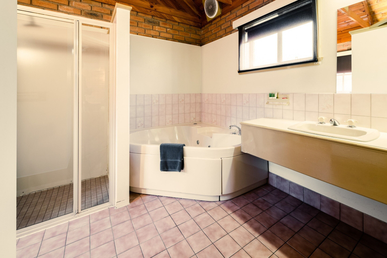 Bathroom 4, Castlemaine Colonial Motel and Apartments, Mount Alexander  - C'maine