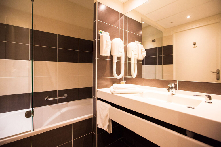Bathroom 4, HOTEL RESTAURANT BEL AIR, Ille-et-Vilaine