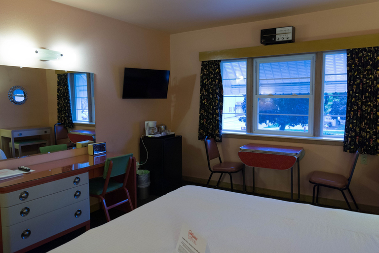 Bedroom 4, Holiday Music Motel, Door