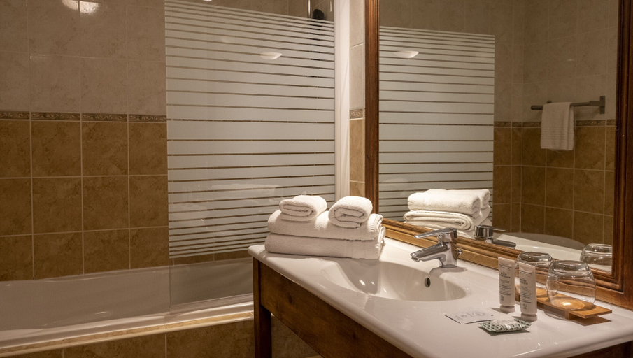 Bathroom 5, Hotel le Belvedere, Tarn-et-Garonne
