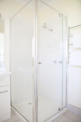 Bathroom 4, Echuca Moama Holiday Villas, Murray