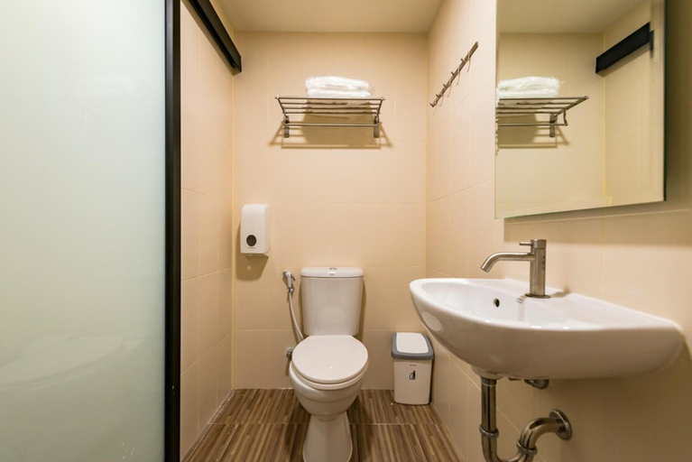 Bathroom 5, P18 Hotel, Ratchathewi
