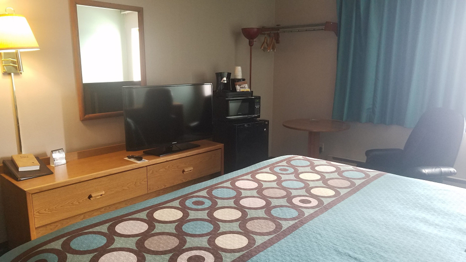 Bedroom 3, Super 8 by Wyndham Milbank SD, Grant
