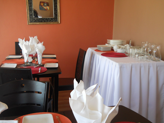 Food & Drinks, Khwee Sands Lodge, Lethlakane
