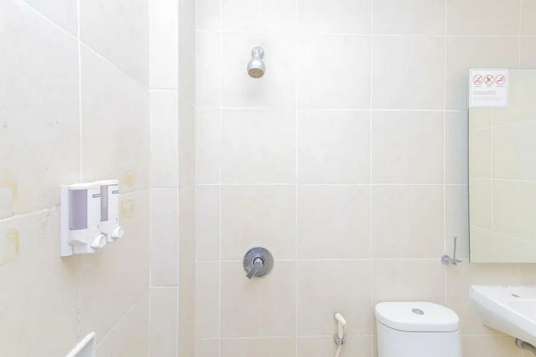 Bathroom 4, RedDoorz Plus @ Riverside Malang, Malang