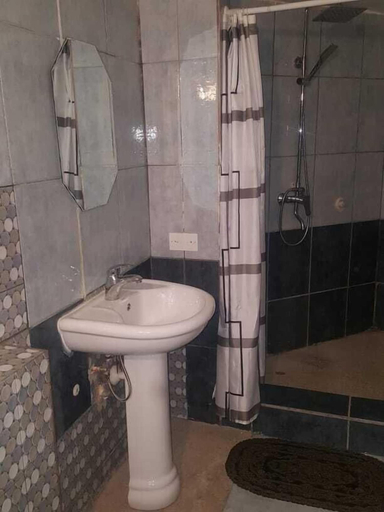 Bathroom 4, Tropic Gardens Hotel, Kanifing