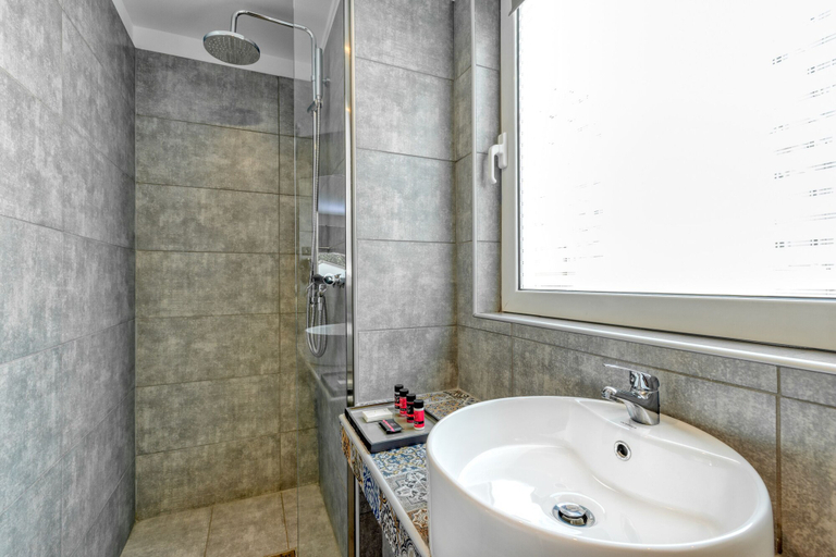 Bathroom 4, Arcade Hotel, Attica
