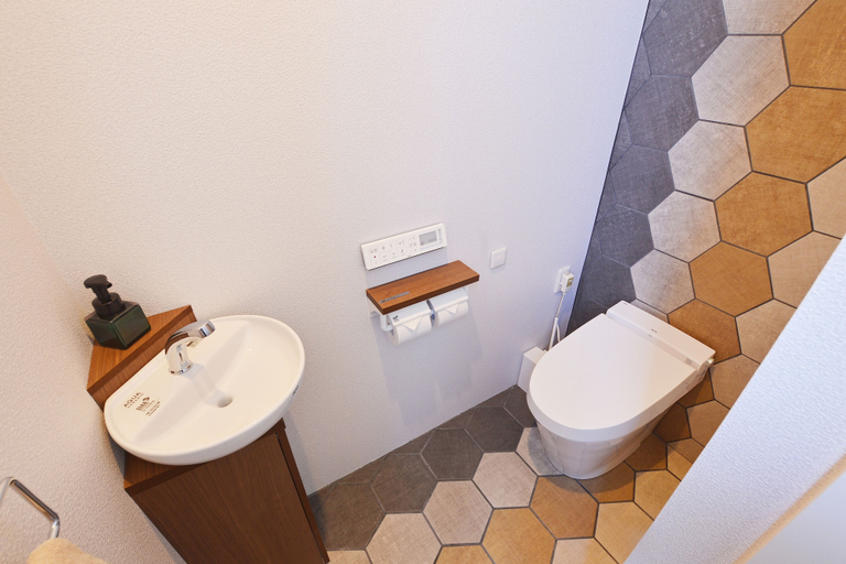 Bathroom 3, Sea Space Road, Onna