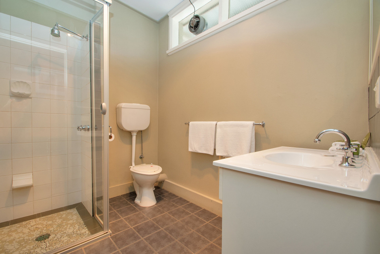 Bathroom 5, Bright Motor Inn, Alpine - East