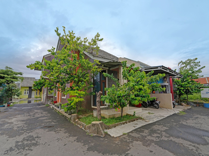 Exterior & Views 2, OYO 91955 Pondokan Cempaka, Cirebon