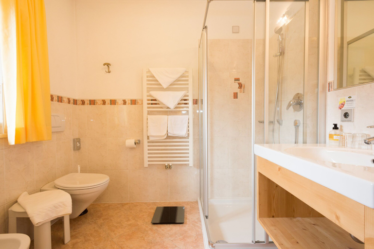 Bathroom 5, Green Lake Hotel Weiher, Bolzano